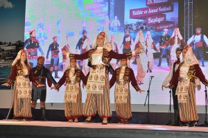 katibim-festivali-uskudar-sahnede-kizlar-karsilama-oynarken