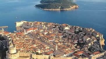 Dubrovnik son yıllarda ülkemizde ve dünyada tatil için seçilen yeni rota oldu. Tarihi, kültürel ve doğal güzellikleri tüm dünyadan insanları bu şehre çekiyor.