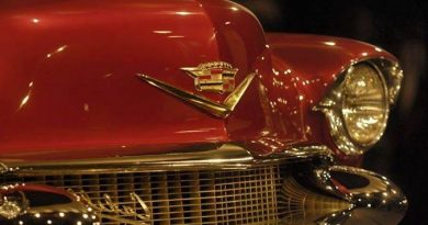 Klasik otomobil sahibi olmak ve kullanmak bir sanat ve yaşam biçimidir. resim de mavi renkli 1958 model bir klasik cadillac araba görülüyor.