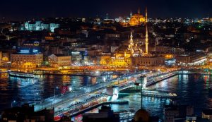 İstanbul Eminönü ve Sultanahmet semtlerinden bir görüntü, önde Galata Köprüsü yer alıyor.