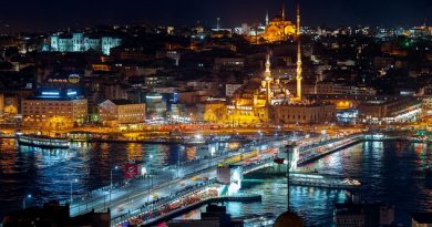 İstanbul Eminönü ve Sultanahmet semtlerinden bir görüntü, önde Galata Köprüsü yer alıyor.