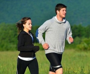 spor yapmak çok faydalıdır. Resimdeki kız ve erkek koşarken vücutlarının neredeyse tüm fonksiyonlarını kullanıyorlar