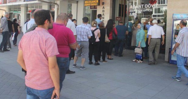 Vatandaşlar döviz bürolarının önünde kuyruk oluşturdu dolar bozduruyor