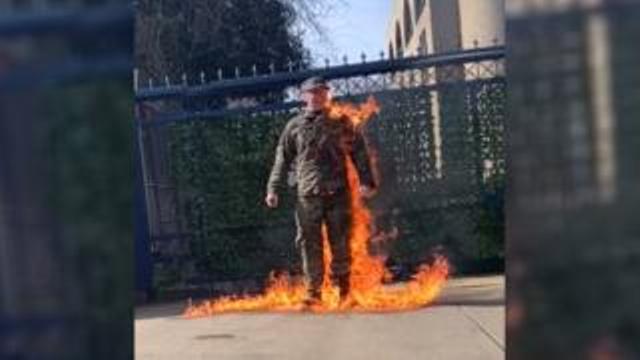 Amerikan Askeri İsrail’in Filistin soykırımını protesto etmek için kendini yaktı