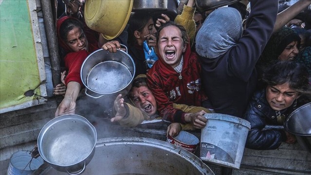 Soykırımcı İsrail 64 gündür yardımları engellediği Gazze'de 3 bin 500 çocuk açlıktan öldürebilir!